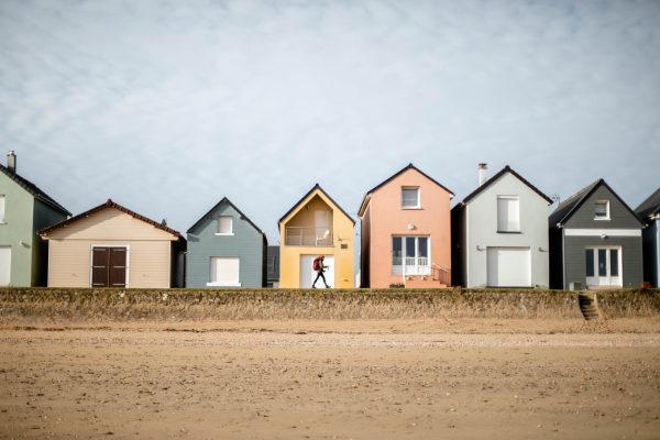 Cabanes de plage colorées à Ravenoville, Manche