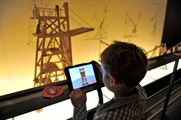 Enfant utilisant l'application 3D du château de Falaise