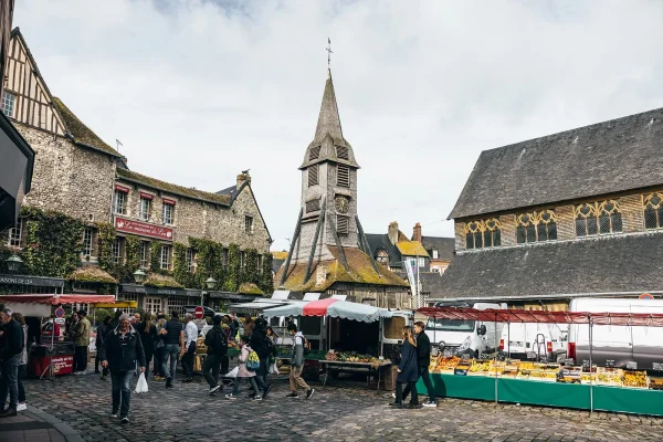 Marché autour de l'église en bois d'Honfleur