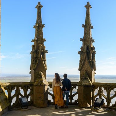 Couple regardant la baie du Mont-Saint-Michel
