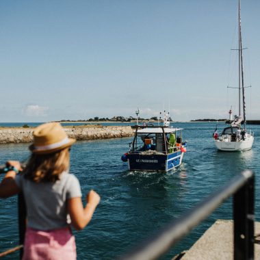 Enfant devant le port de Saint-Vaast-la-Hougue