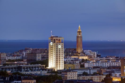 Vista de la torre del Ayuntamiento y de la iglesia de Saint-Joseph, Le Havre