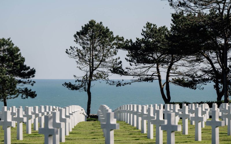 Momento emotivo en el cementerio americano de Colleville-sur-Mer