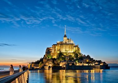 Le Mont-Saint-Michel à la tombée de la nuit