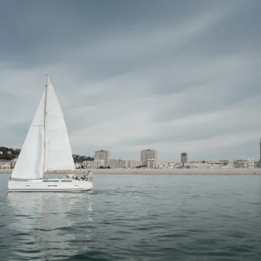 Paseo en velero por la bahía de Le Havre y noche a bordo