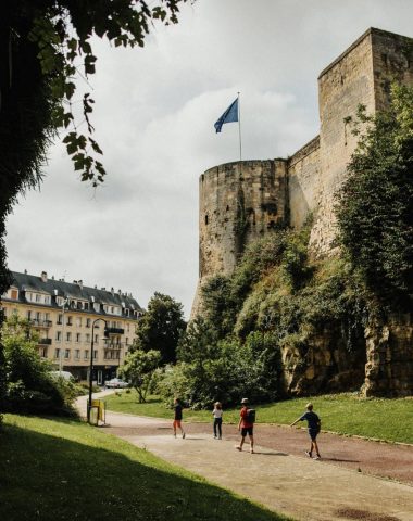 Au pied du château de Caen