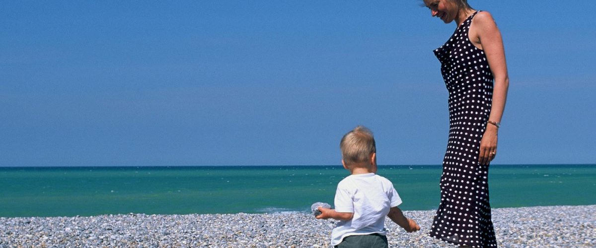 Maman et bébé sur la plage en Normandie