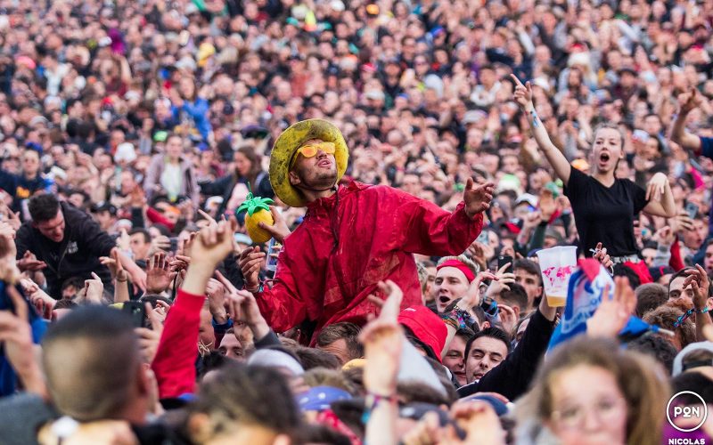 Foule devant Orelsan au festival Papillons de nuit
