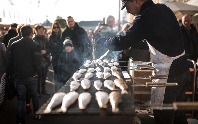Préparation de harengs grillés à la Foire au hareng et à la coquille St Jacques de Dieppe
