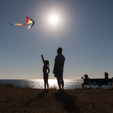 Cerf-volant en famille sur la plage de Coudeville sur Mer