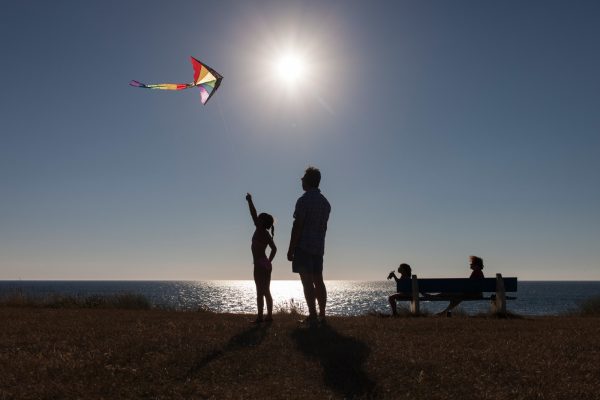 Cerf-volant en famille sur la plage de Coudeville sur Mer