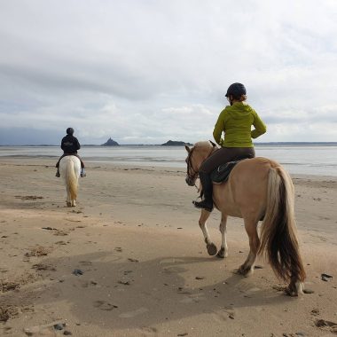 Cavaliers en direction du Mont-Saint-Michel