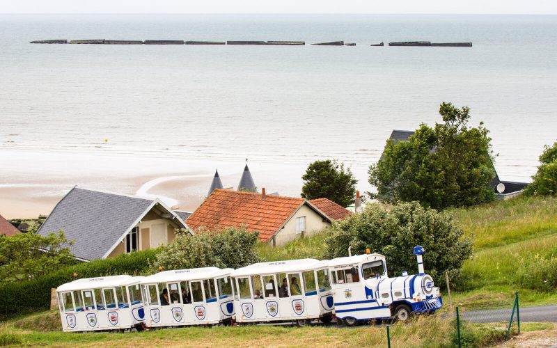 Train touristique à Arromanches-les-Bains