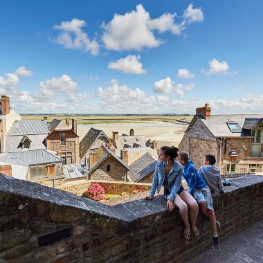 Enfants assis sur les remparts du Mont-Saint-Michel