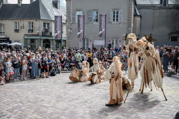 Fêtes médiévales de Bayeux, foule dans les ruelles pavées