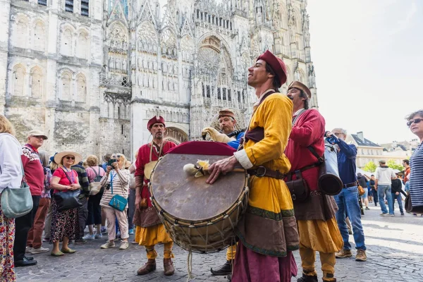 Médiévales de Rouen, troubadours devant la cathédrale