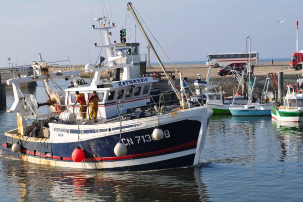 Bateau dans le port de Grandcamp-Maisy