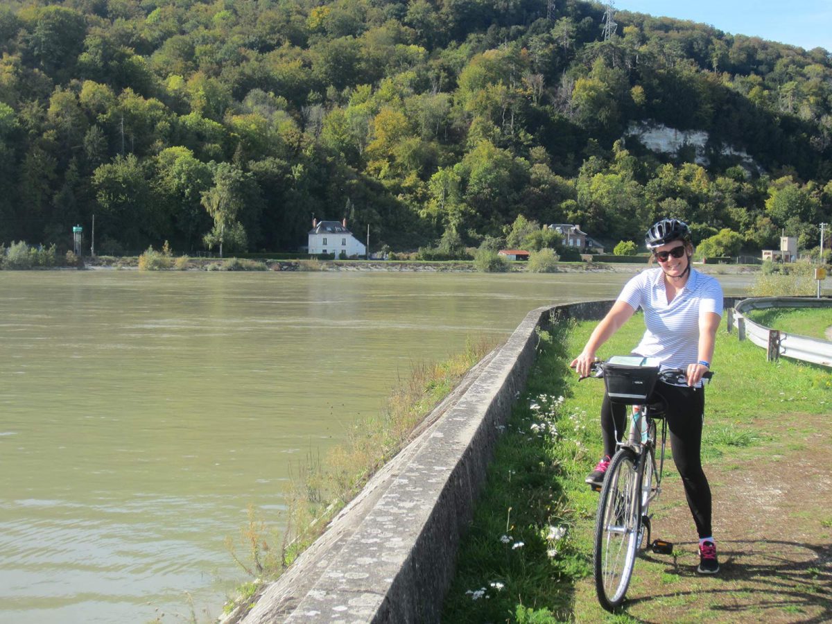 Cyclotouriste devant la Seine près de Jumièges