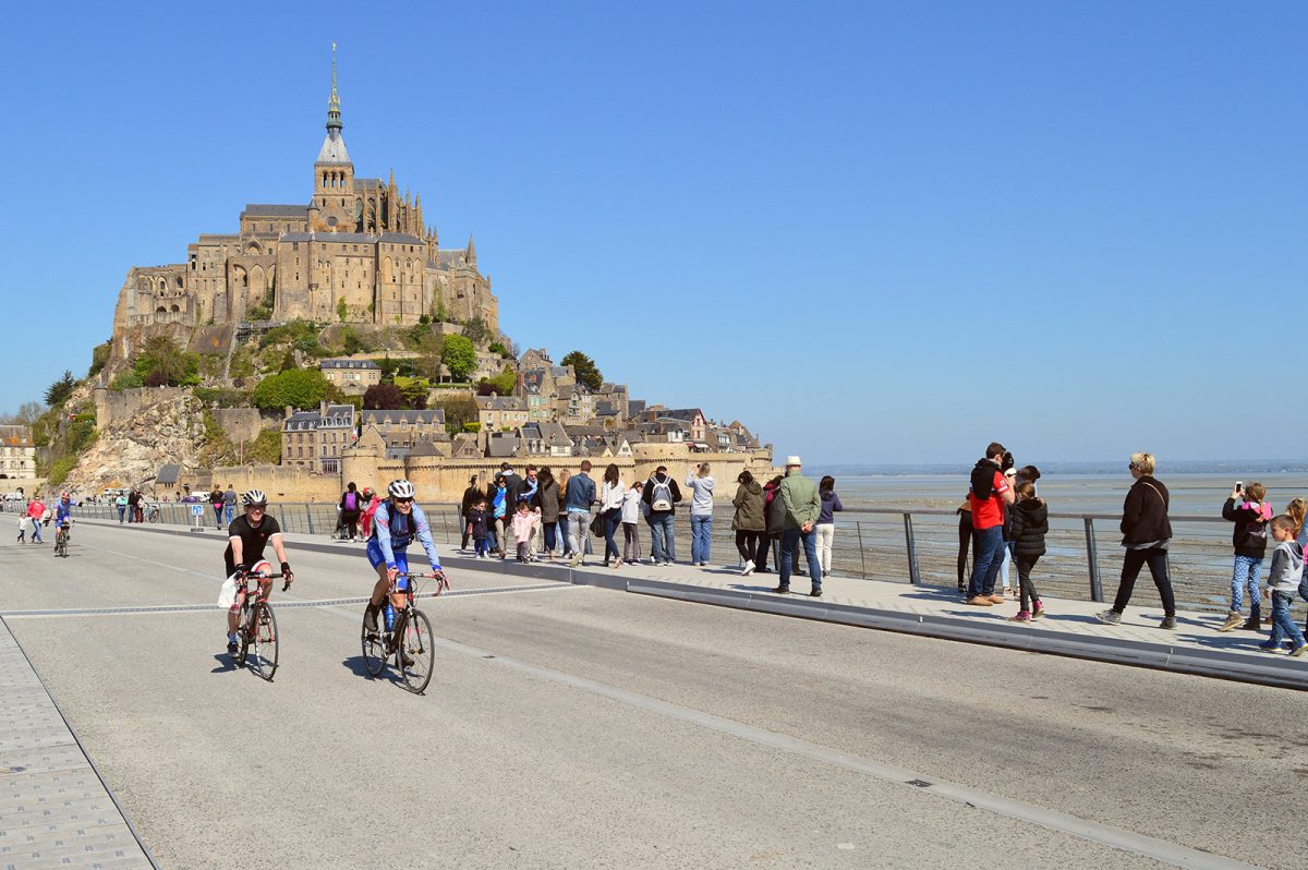 Cyclistes au Mont-Saint-Michel