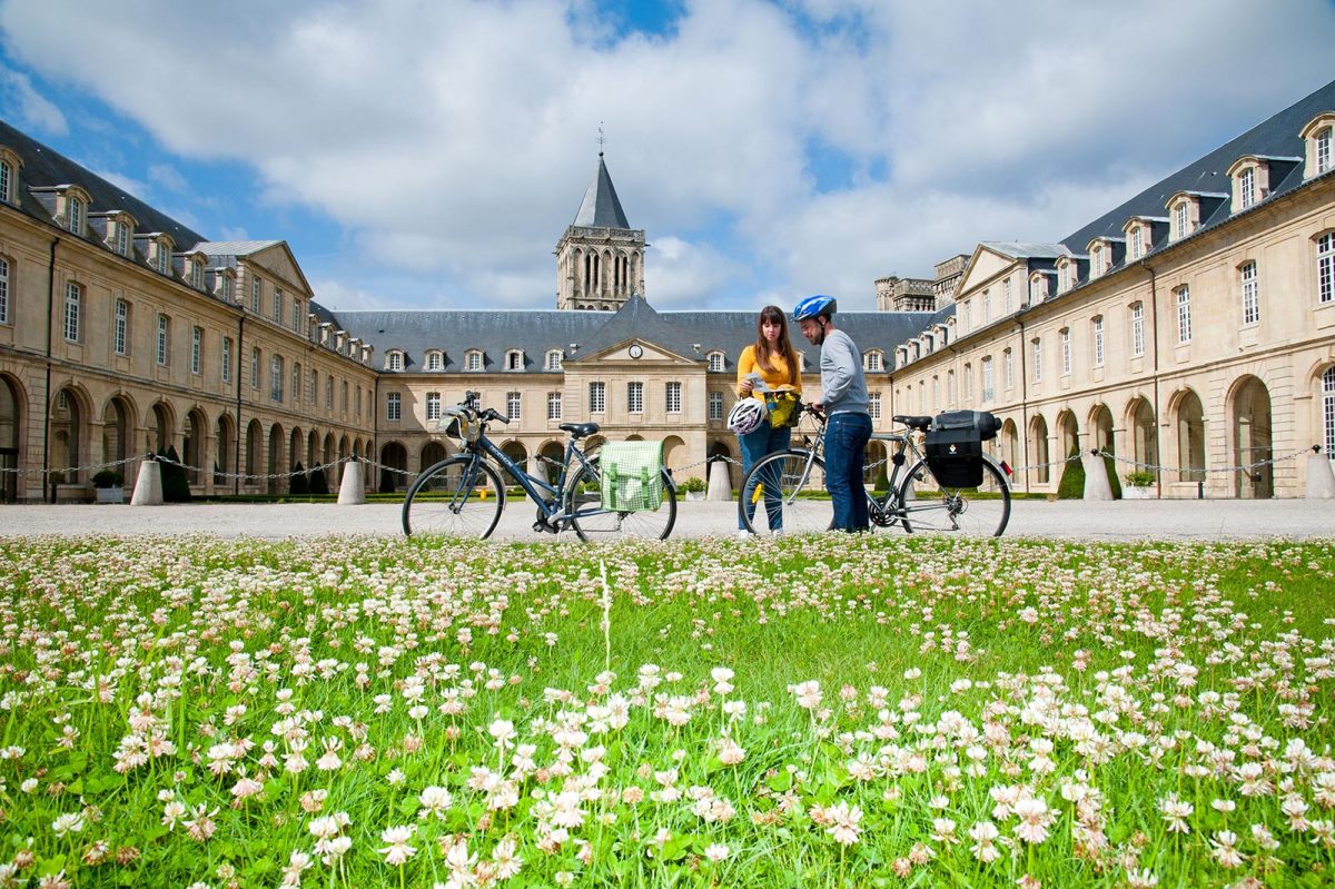 Cyclistes devant l'abbaye aux Dames à Caen