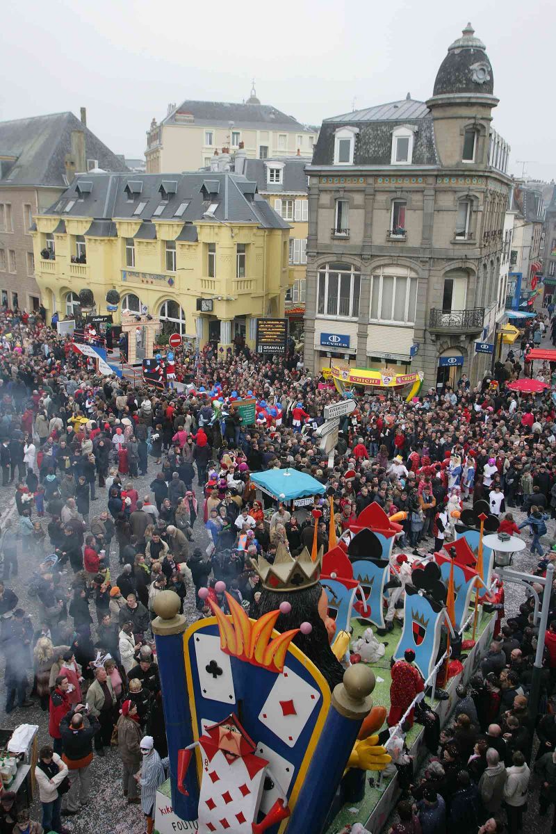 Foule en centre-ville lors du Carnaval de Granville