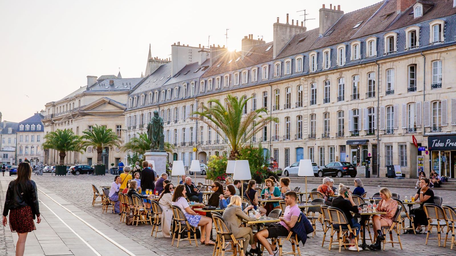 Terraza de restaurante en la plaza Saint-Sauveur © Les conteurs