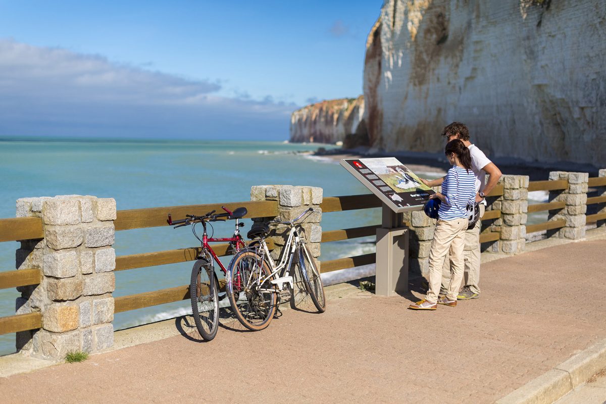 Pareja en bici frente a la costa de Albâtre ©Vincent Rustuel