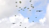 Lanzamiento en paracaidas en Saint-Mère-Eglise(c)pascal-deschepper