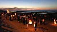 Lacher-de-lanternes-pique-nique-géant-Omaha-Beach-IsignyOmahaTourisme-1600x900